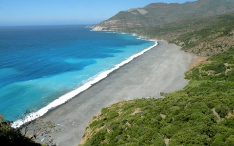 plage de sable noir au cap corse