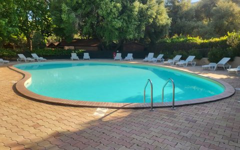 piscine à l'ombre au camping avec piscine de Saint Florent